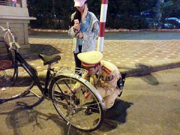 Cư dân mạng,cộng đồng mạng,Bức ảnh cảm động,CSGT