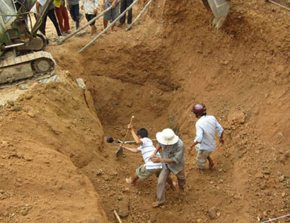đào móng phát hiện 30 quan tài,Quan tài dưới móng nhà,Quan tài