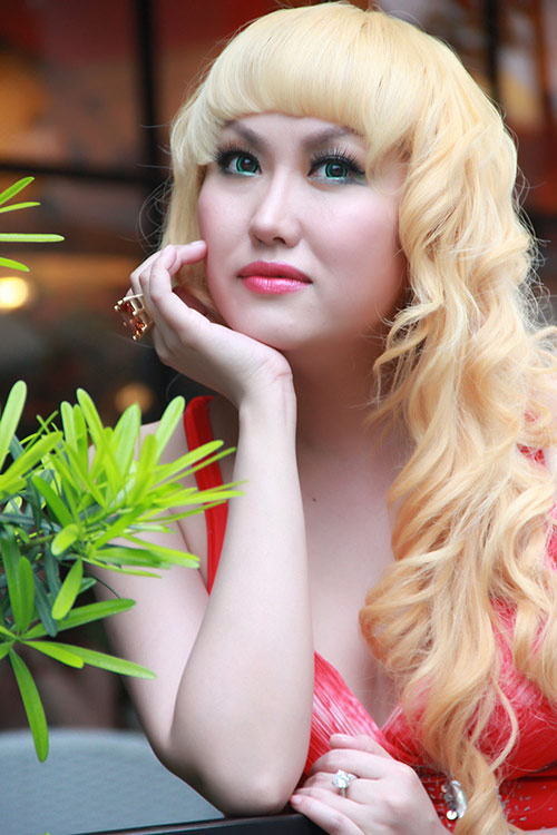 Phi Thanh Vân 2013,Người đẹp dao kéo,Phi Thanh Vân tắm trắng