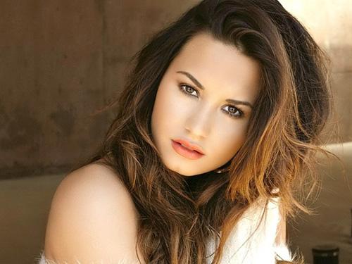 Selena Gomez,Miley Cyrus hay Demi Lovato,Hot girl Hollywood