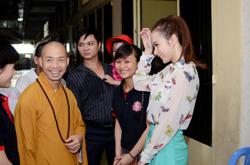 Angela Phương Trinh,Julia Hồ,Hồng Quế,Showbiz Việt