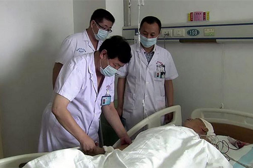 Chuyện lạ 4 phương,Chuyện lạ thế giới,Phi thường,Thép cắm vào đầu