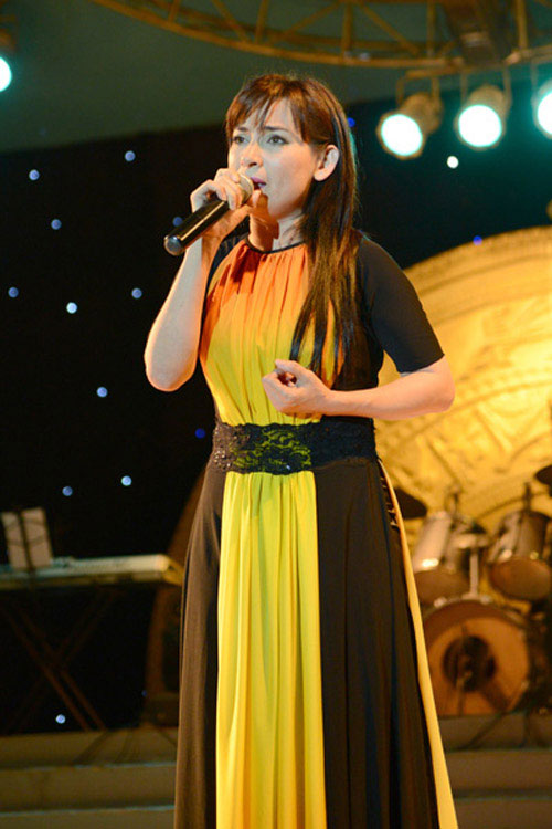 Thời trang sao việt,Mỹ nhân việt,Thời trang sao,Angela Phương Trinh,Bà Tưng,Sao mặc xấu