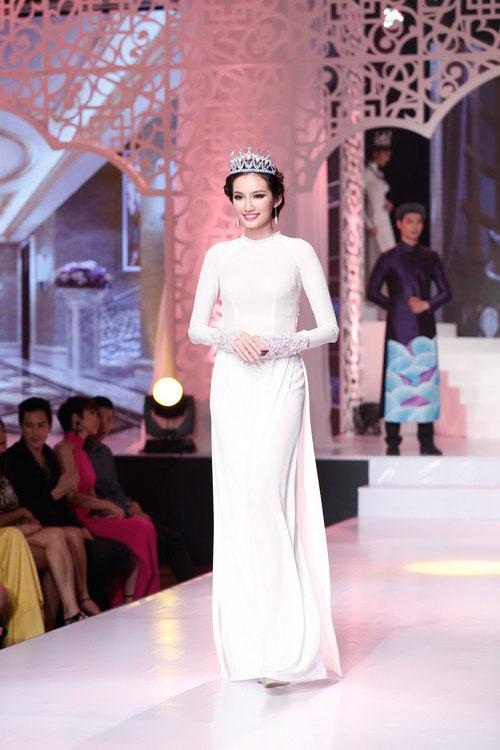 Showbiz Việt,Lý Nhã Kỳ,Angela Phương Trinh,Siêu mẫu Thanh Hằng