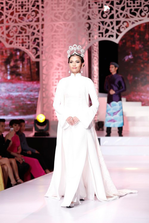 Showbiz Việt,Lý Nhã Kỳ,Angela Phương Trinh,Siêu mẫu Thanh Hằng