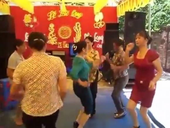 Nhạc sàn,Gừng càng già càng sung,Đám cưới quê