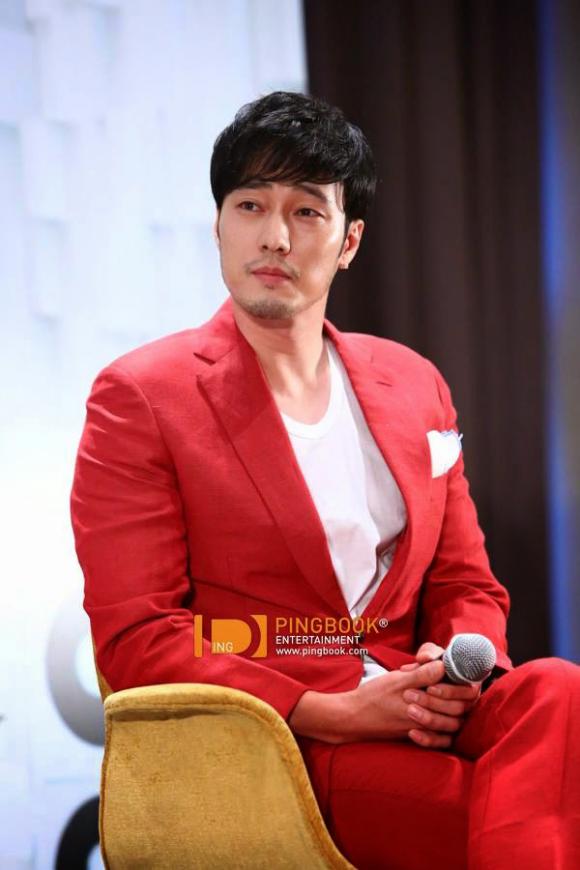 thời trang sân bay của So Ji Sub,thời trang của So Ji Sub,style của So Ji Sub,So Ji Sub đẹp trai,So Ji Sub để râu nam tính,So Ji Sub thời trang cá tính