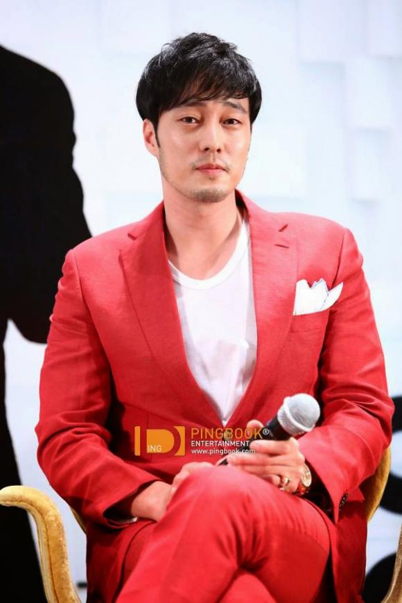 thời trang sân bay của So Ji Sub,thời trang của So Ji Sub,style của So Ji Sub,So Ji Sub đẹp trai,So Ji Sub để râu nam tính,So Ji Sub thời trang cá tính