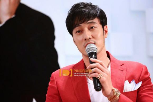 thời trang sân bay của So Ji Sub,thời trang của So Ji Sub,style của So Ji Sub,So Ji Sub đẹp trai,So Ji Sub để râu nam tính,So Ji Sub thời trang cá tính