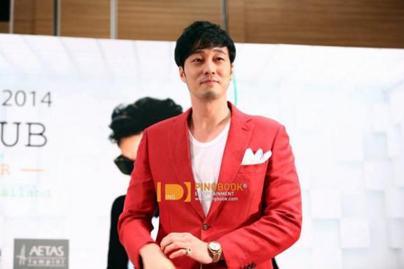 thời trang sân bay của So Ji Sub,thời trang của So Ji Sub,style của So Ji Sub,So Ji Sub đẹp trai,So Ji Sub để râu nam tính,So Ji Sub thời trang cá tính