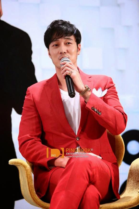 thời trang sân bay của So Ji Sub,thời trang của So Ji Sub,style của So Ji Sub,So Ji Sub đẹp trai,So Ji Sub để râu nam tính,So Ji Sub thời trang cá tính