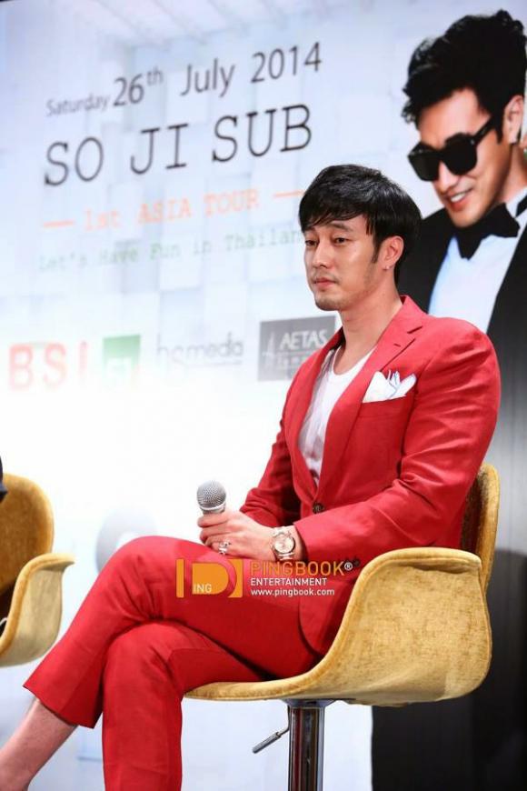 thời trang sân bay của So Ji Sub,thời trang của So Ji Sub,style của So Ji Sub,So Ji Sub đẹp trai,So Ji Sub để râu nam tính,So Ji Sub thời trang cá tính