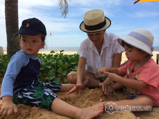 Hồng Nhung, cặp sinh đôi nhà Hồng Nhung, Hồng Nhung khoe dáng, Hồng Nhung và hai con, hai con Hồng Nhung đi tắm biển