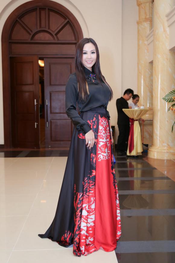 sao Việt, Hoa hậu phu nhân, hoa hậu Thu Hoài, Thu Hoài diện váy hiệu, sao Việt diện váy hiệu