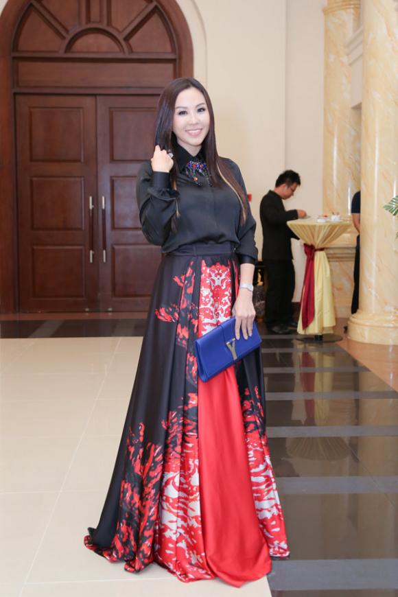 sao Việt, Hoa hậu phu nhân, hoa hậu Thu Hoài, Thu Hoài diện váy hiệu, sao Việt diện váy hiệu