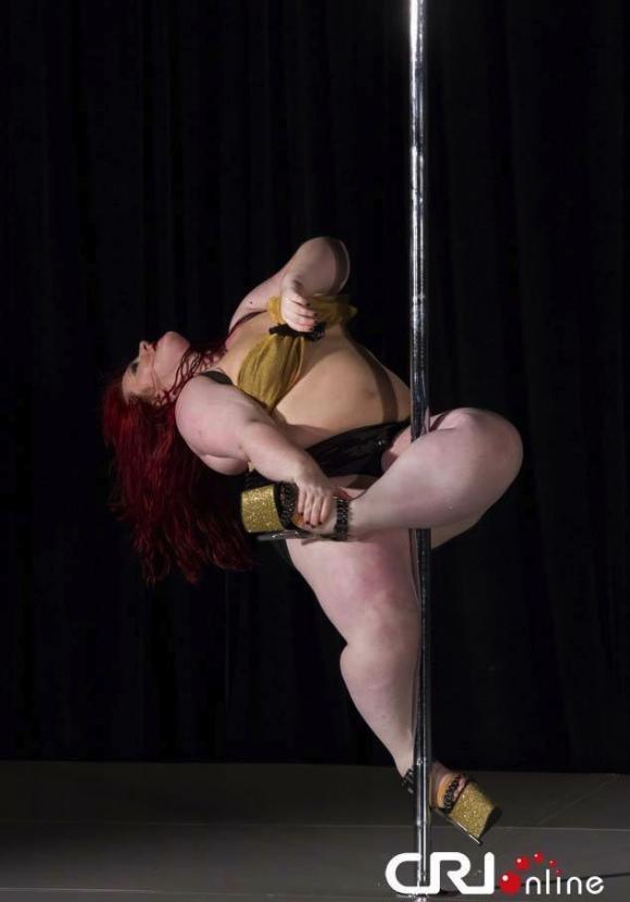 vũ nữ múa cột béo nhất thế giới, vũ nữ múa cột béo, kỳ quặc, chuyện lạ đó đây, 114kg vẫn múa cột