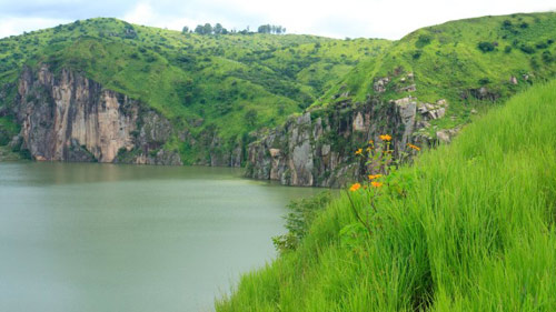 Hồ nước nóng, Hồ nước tự nhiên, Hồ nước kỳ lạ, Hồ nước màu hồng