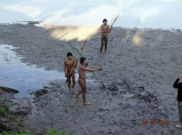 Bộ tộc,bộ tộc bí ẩn,bộ tộc ở Brazil lần đầu tiếp xúc thế giới bên ngoài