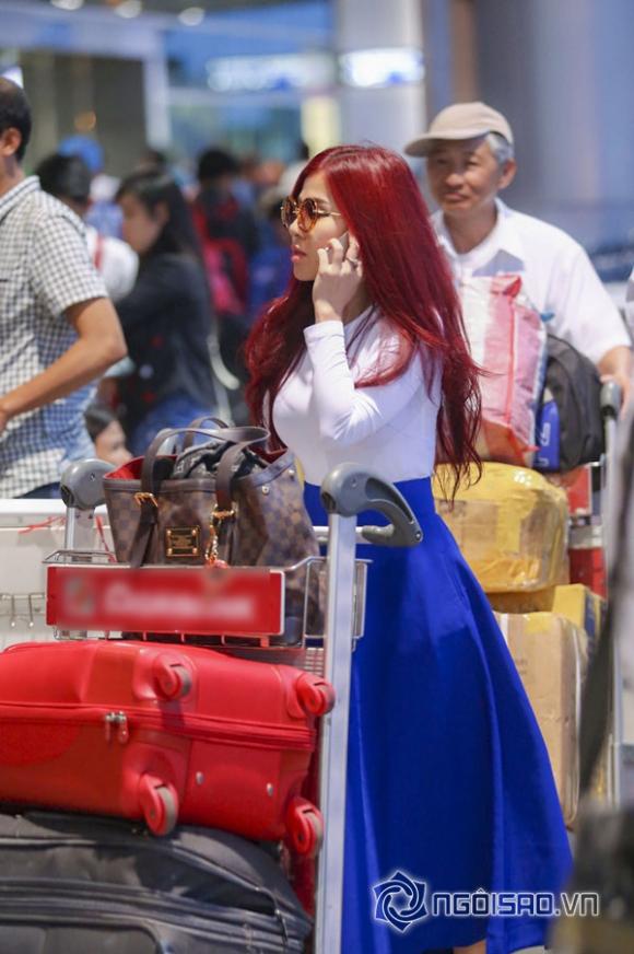 Thúy Khanh, Hồ Quang Hiếu, bạn gái tin đồn, Ca sĩ - DJ Thúy Khanh diện váy sành điệu nổi bật tại sân bay