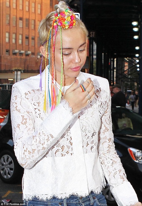 Miley Cyrus, Miley Cyrus mái tóc kỳ quặc, Miley Cyrus thời trang kỳ dị, Miley Cyrus thời trang 
