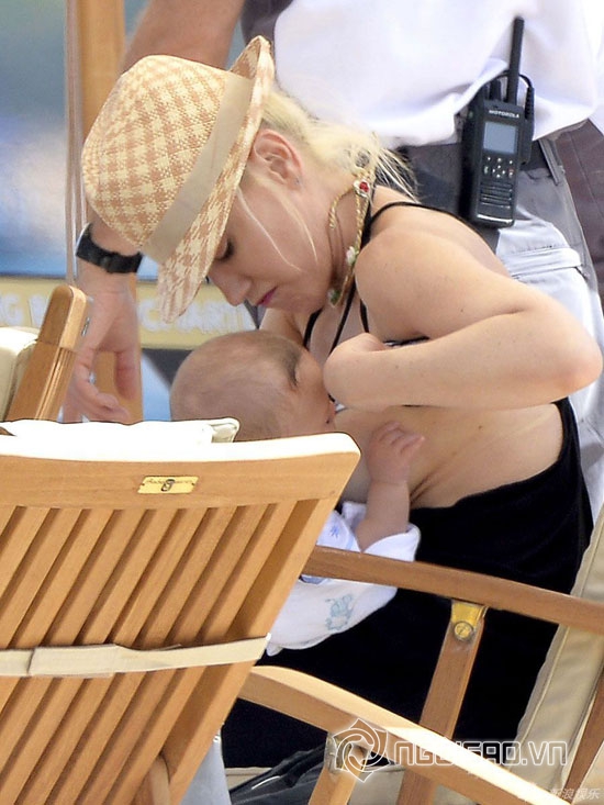 cho con bú,thiên chức làm mẹ,Gwen Stefani hồn nhiên cho con bú nơi công cộng