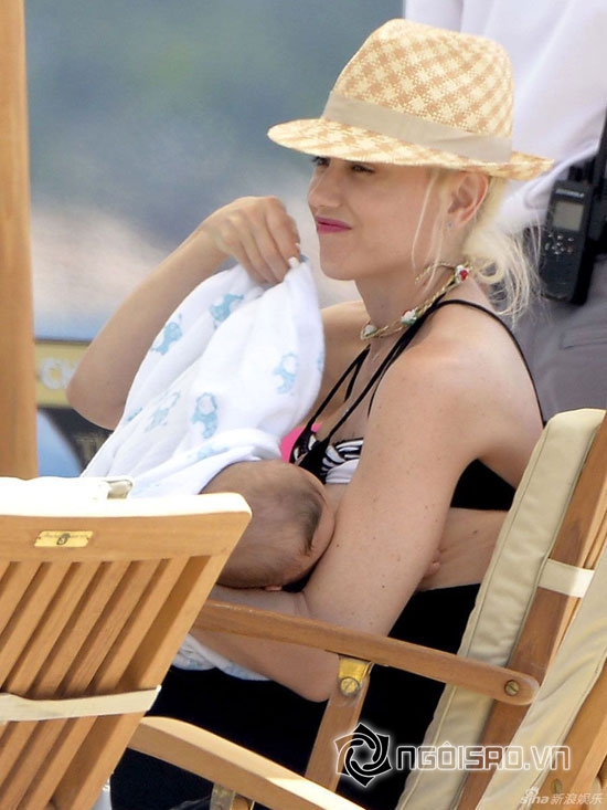 cho con bú,thiên chức làm mẹ,Gwen Stefani hồn nhiên cho con bú nơi công cộng