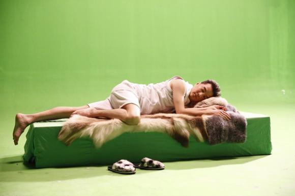 sao Việt, Đàm Vĩnh Hưng, ông hoàng nhạc Việt, MV Ô kìa đời bỗng dưng vui, Đàm Vĩnh Hưng tự trang điểm, hình ảnh hậu trường Đàm Vĩnh Hưng