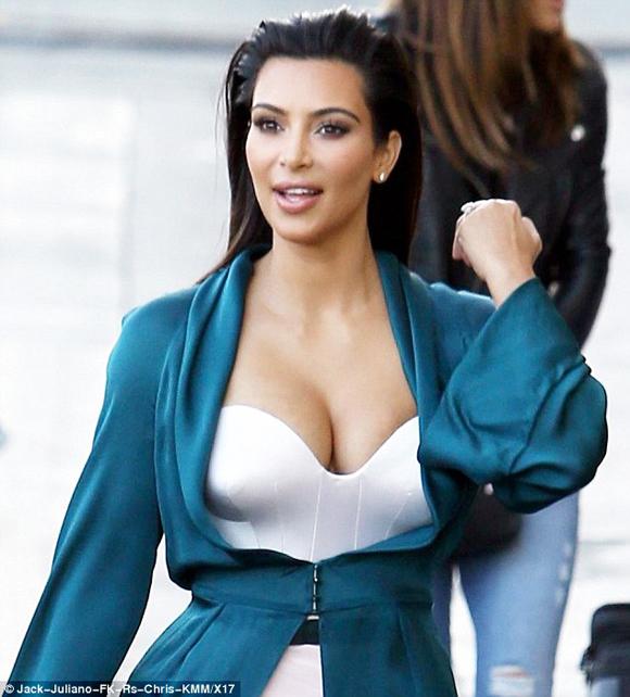 Kim Kardashian, Kim siêu vòng ba, áo cúp ngực nhọn hoắt, sao mặc đẹp