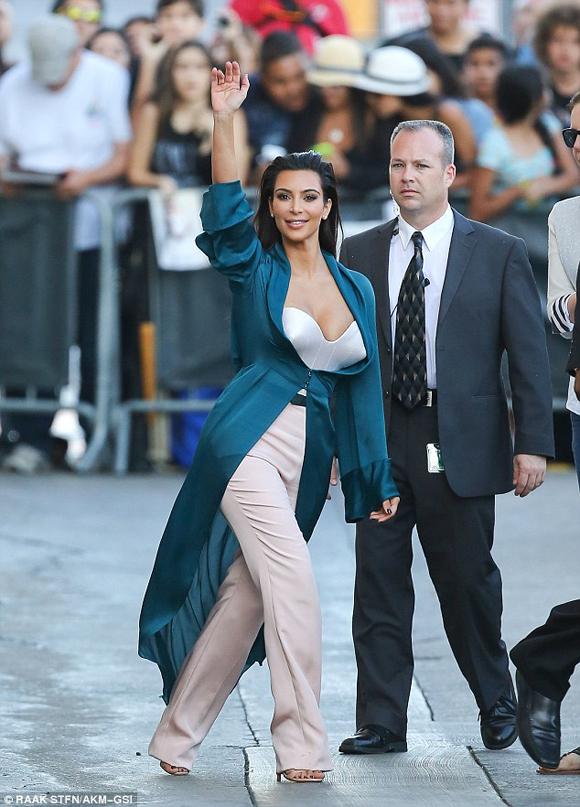 Kim Kardashian, Kim siêu vòng ba, áo cúp ngực nhọn hoắt, sao mặc đẹp