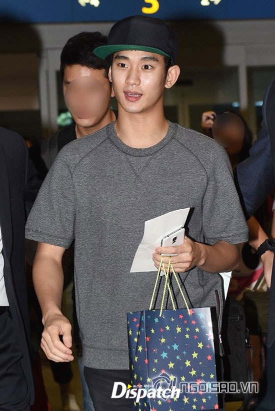 
kim soo hyun ở sân bay,kim soo hyun mặt ngố,thời trang kim soo hyun 