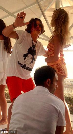 ,vợ Orlando Bloom,Selena Gomez hẹn hò Orlando Bloom,Orlando đánh Justin,Orlando Bloom tình tứ gái lạ,Orlando Bloom đồng tính,Orlando Bloom li hôn