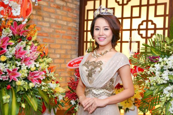 sao Việt, Nữ hoàng sắc đẹp Việt Nam, Trần Thị Yến Hoa, Yến Hoa rạng ngời đón sinh nhật, Ninh Hoàng Ngân, Cao Thùy Linh