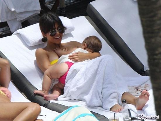 Courtney Kardashian, chị gái Kim, sao cho con bú nơi công cộng