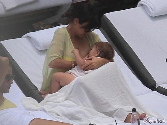 Courtney Kardashian, chị gái Kim, sao cho con bú nơi công cộng