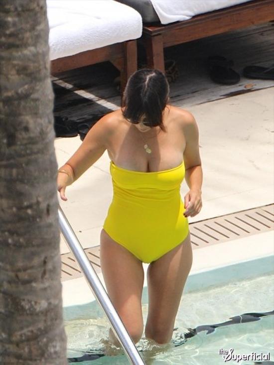 Courtney Kardashian, chị gái Kim, sao cho con bú nơi công cộng