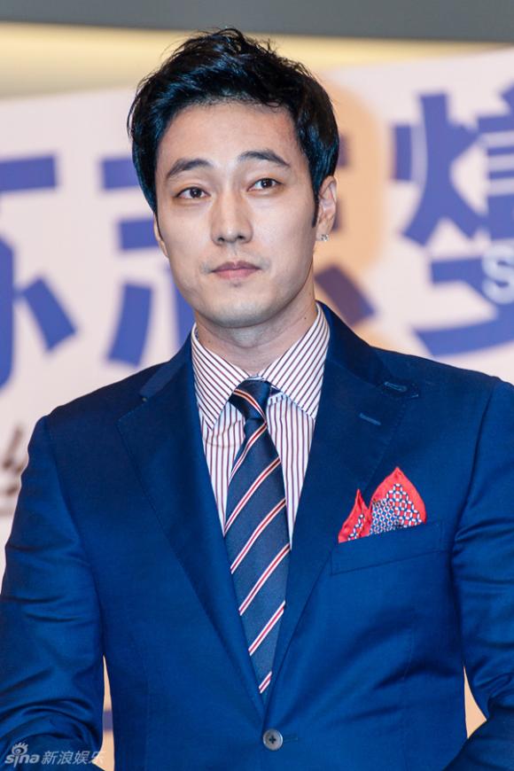 ,thời trang sân bay của So Ji Sub,thời trang của So Ji Sub,style của So Ji Sub,So Ji Sub.,So Ji Sub đẹp trai,So Ji Sub để râu nam tính,So Ji Sub thời trang cá tính