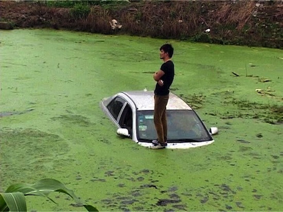 xe rơi xuống hồ, lái xe kêu cứu giữa hồ, kỳ quặc, chuyện lạ đó đây, chuyện lạ bốn phương 