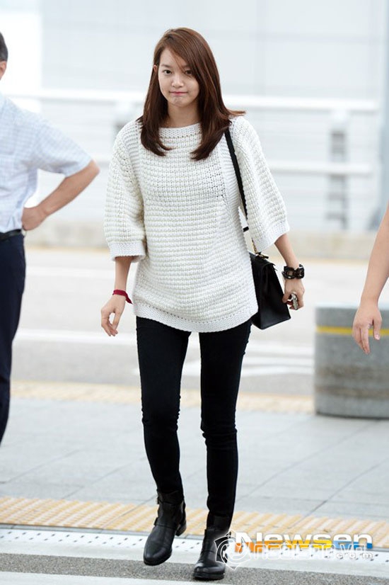Nàng cáo Shin Min Ah,Shin Min Ah nổi bật ở sân bay,thời trang giản dị của Shin Min Ah,thu hút nhiều ánh mắt
