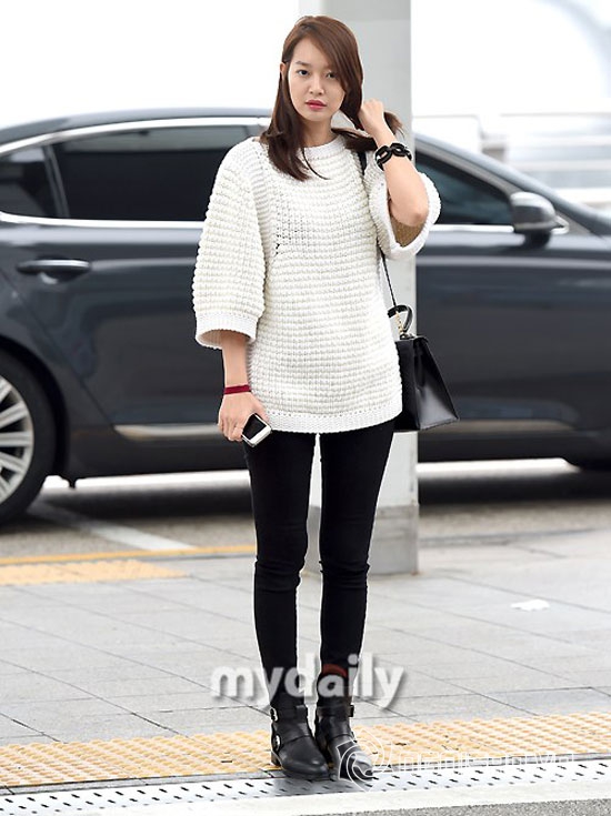 Nàng cáo Shin Min Ah,Shin Min Ah nổi bật ở sân bay,thời trang giản dị của Shin Min Ah,thu hút nhiều ánh mắt