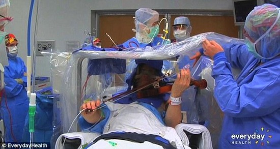 bệnh nhân chơi đàn trong lúc phẫu thuật, vừa chơi đàn vừa phẫu thuật não, kỳ quặc, chuyện lạ đó đây, chuyện lạ phòng mổ
