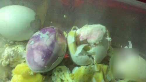 Trứng luộc,trứng luộc có màu tím,phát hoảng trứng luộc có màu tím