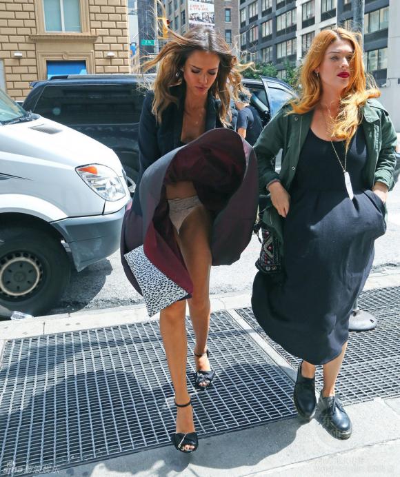 Jessica Alba, sao Âu Mỹ, sao bị tốc váy, khoảnh khắc xấu hổ của sao