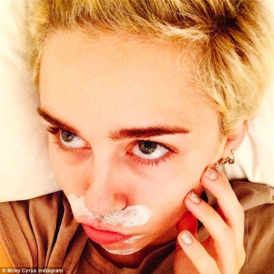 Miley Cyrus, Miley Cyrus cho heo ngửi nội y, Miley nuôi heo, Miley phản cảm với heo, ca sĩ Miley Cyrus 