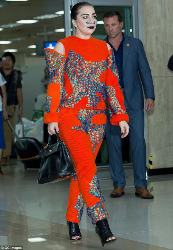 ,váy thảm họa của Lady Gaga,Váy thịt của Lady Gaga,nữ ca sĩ quái chiêu lady gaga,nữ ca sĩ lady gaga,Lady Gaga vô duyên