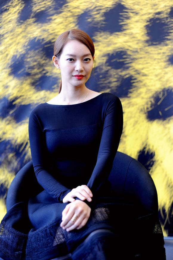 ,thời trang giản dị của Shin Min Ah,thời trang của Shin Min Ah,style  giản dị của Shin Min Ah,so ji sub và shin min ah,Shin Min Ah má lúm,Shin Min Ah lộ mặt bóng nhẫy,Shin Min Ah cười duyên