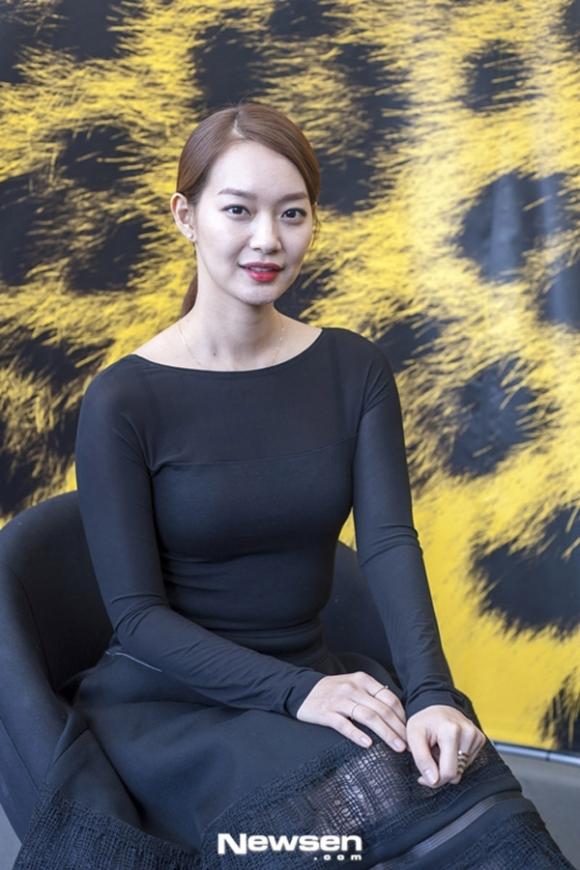 ,thời trang giản dị của Shin Min Ah,thời trang của Shin Min Ah,style  giản dị của Shin Min Ah,so ji sub và shin min ah,Shin Min Ah má lúm,Shin Min Ah lộ mặt bóng nhẫy,Shin Min Ah cười duyên