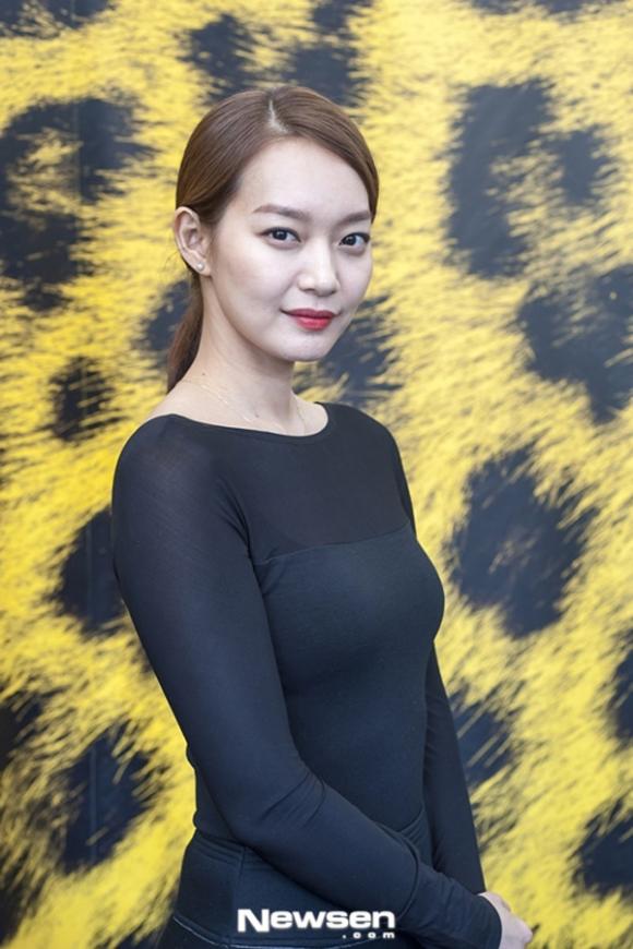 ,thời trang giản dị của Shin Min Ah,thời trang của Shin Min Ah,style  giản dị của Shin Min Ah,so ji sub và shin min ah,Shin Min Ah má lúm,Shin Min Ah lộ mặt bóng nhẫy,Shin Min Ah cười duyên