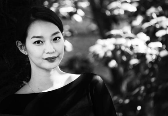 ,thời trang giản dị của Shin Min Ah,thời trang của Shin Min Ah,style  giản dị của Shin Min Ah,so ji sub và shin min ah,Shin Min Ah má lúm,Shin Min Ah lộ mặt bóng nhẫy,Shin Min Ah cười duyên