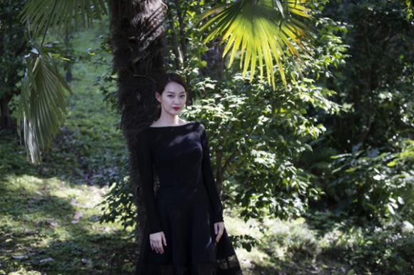 ,thời trang giản dị của Shin Min Ah,thời trang của Shin Min Ah,style  giản dị của Shin Min Ah,so ji sub và shin min ah,Shin Min Ah má lúm,Shin Min Ah lộ mặt bóng nhẫy,Shin Min Ah cười duyên