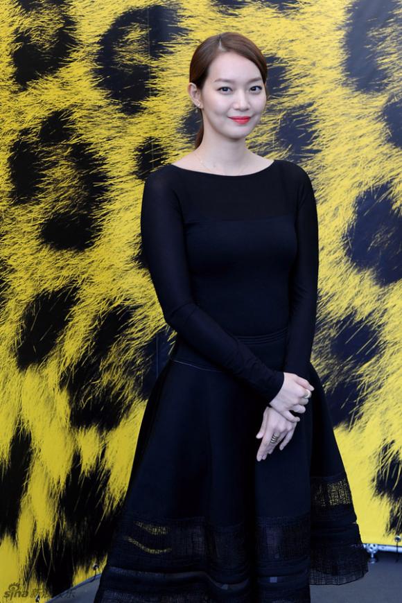 ,thời trang giản dị của Shin Min Ah,thời trang của Shin Min Ah,style  giản dị của Shin Min Ah,so ji sub và shin min ah,Shin Min Ah má lúm,Shin Min Ah lộ mặt bóng nhẫy,Shin Min Ah cười duyên